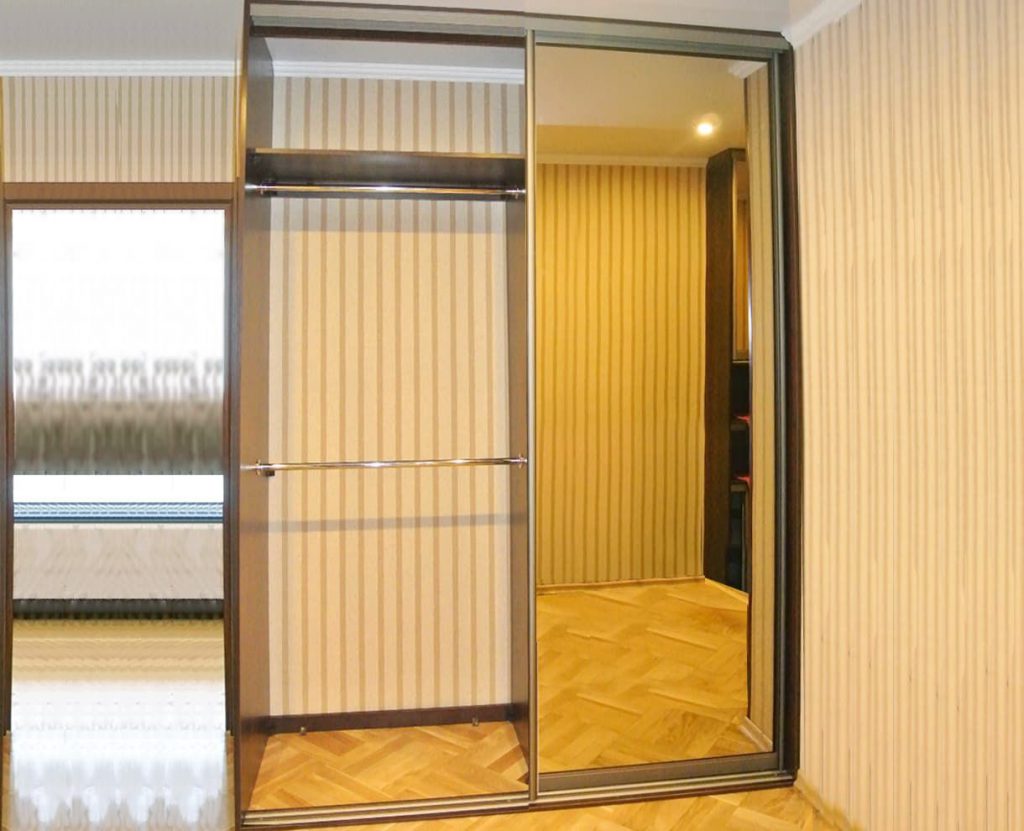 Шкаф с зеркальными дверями гармошкой
